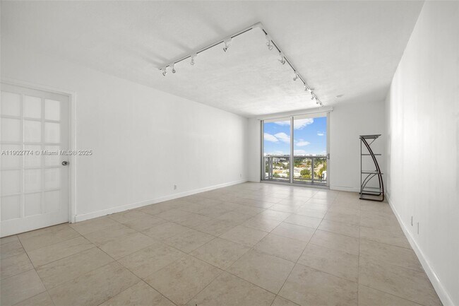 Foto del edificio - 900 Bay Dr