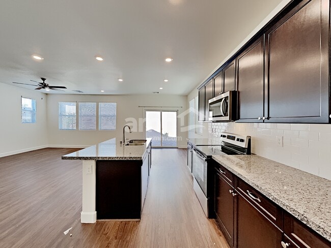 Foto del edificio - 4725 Tire Swing St