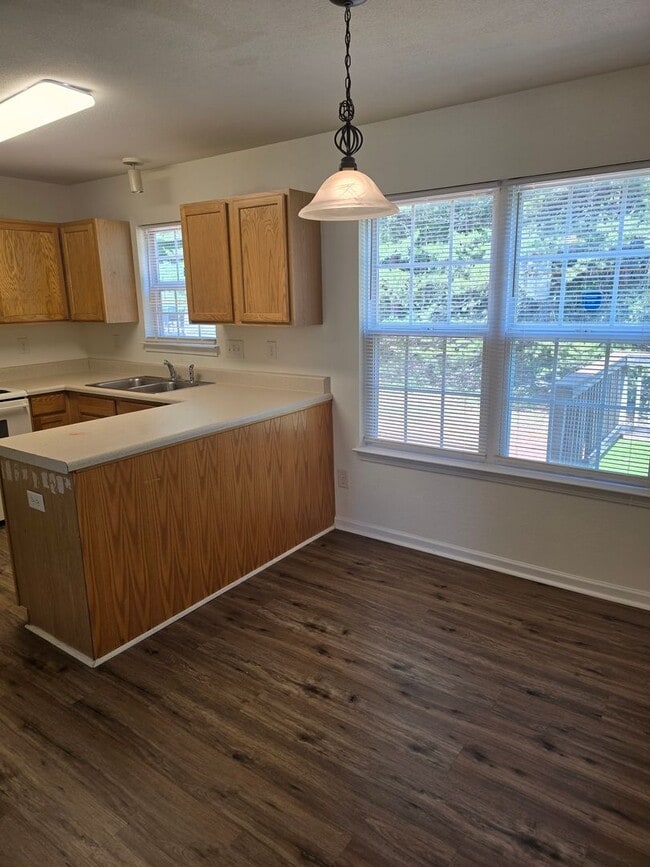 Building Photo - Located in Parkers Xing a home with 4BR/2....