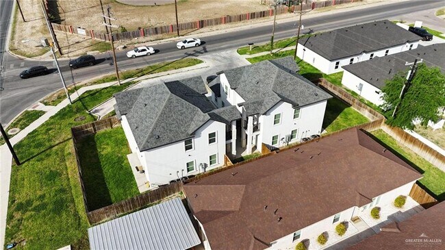 Foto del edificio - 1324 N McColl Rd
