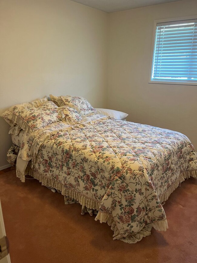 Building Photo - Nice 3 bedroom 2 bath home in Central Point