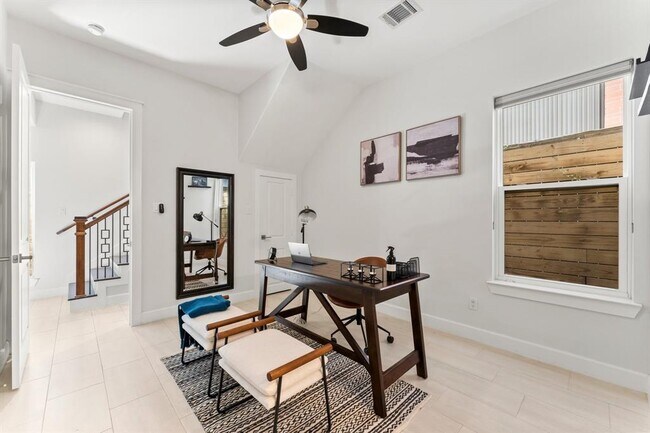 Building Photo - 708 Delano St