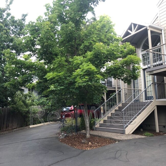 Building Photo - 382 Glenn St
