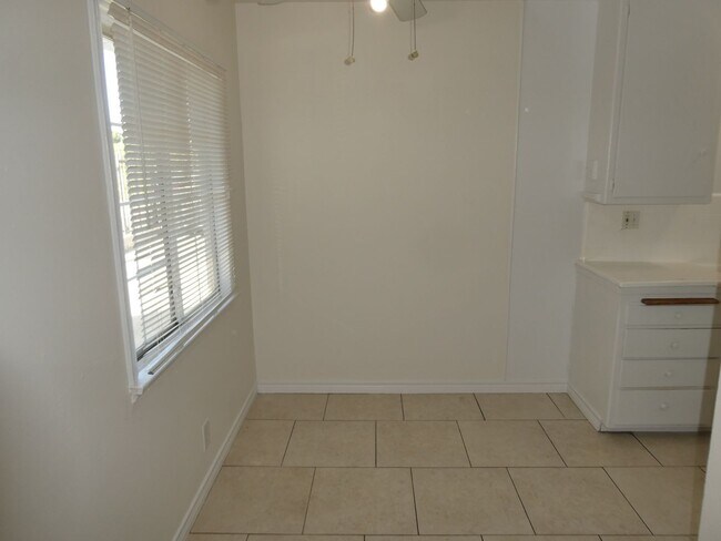 Foto del edificio - San Fernando Valley 1 Bedroom Condo for Rent!