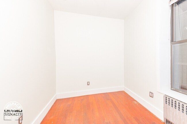 Foto del edificio - 171 Rogers Ave