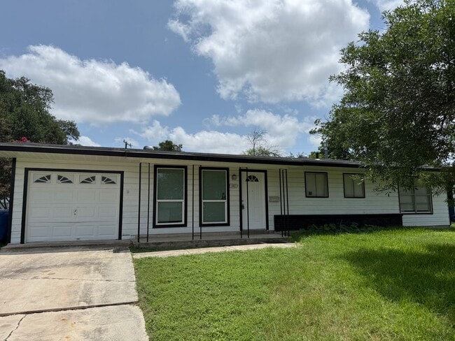 Updated 3-Bedroom Home with No Carpet & Modern Finishes - Updated 3-Bedroom Home with No Carpet & Modern Finishes