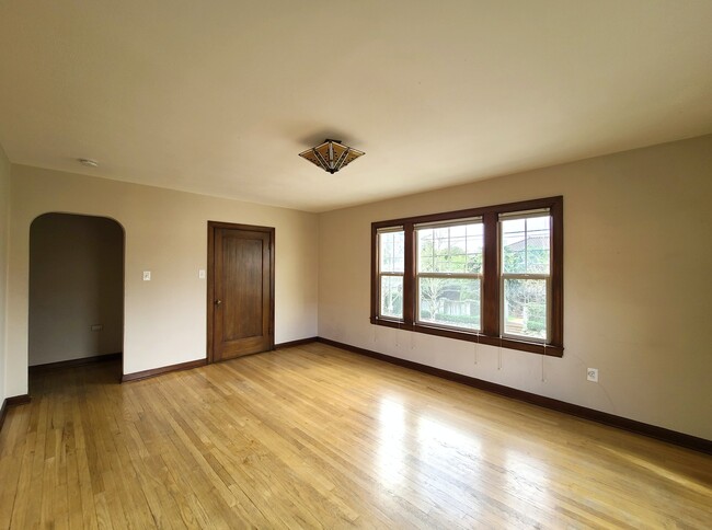 Building Photo - 956 10th Avenue East, Unit 201