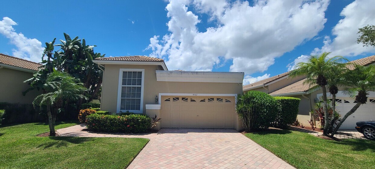 Foto principal - 4562 Carlton Golf Dr