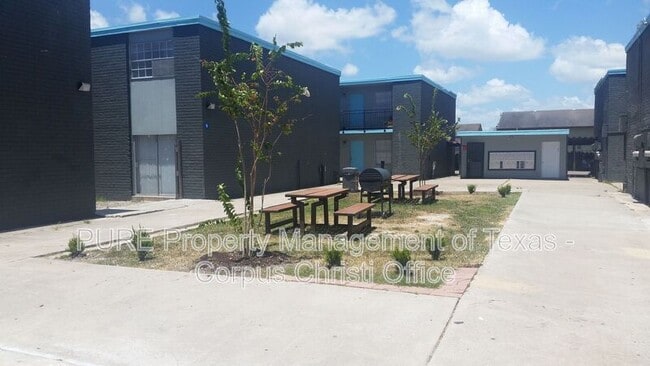 Building Photo - 3535 Cottonwood St