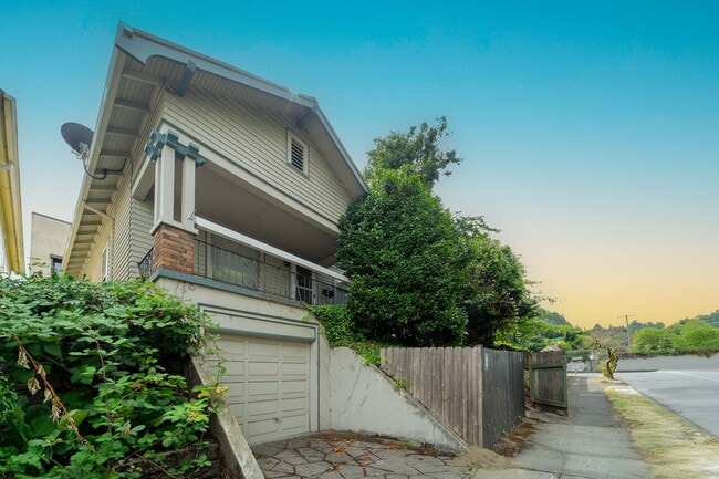 Building Photo - Charming 2BR/1BA House in Downtown Portland