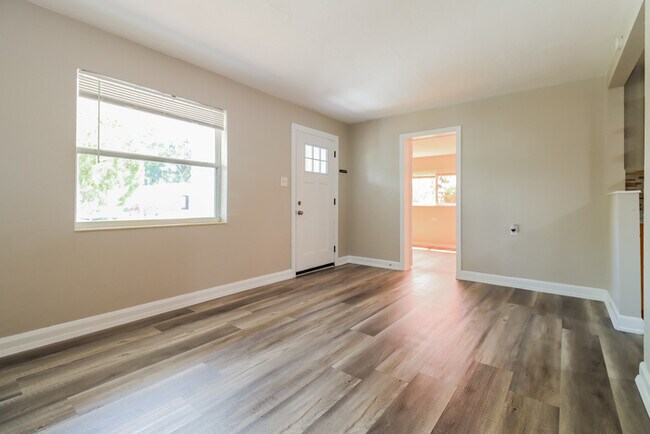 Foto del edificio - 2145 25th Ave N