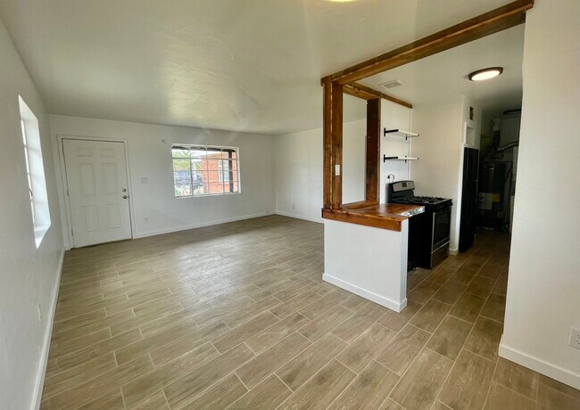 Foto del edificio - 4527 E 18th St