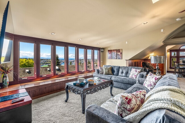 Building Photo - 1065 E Howe St