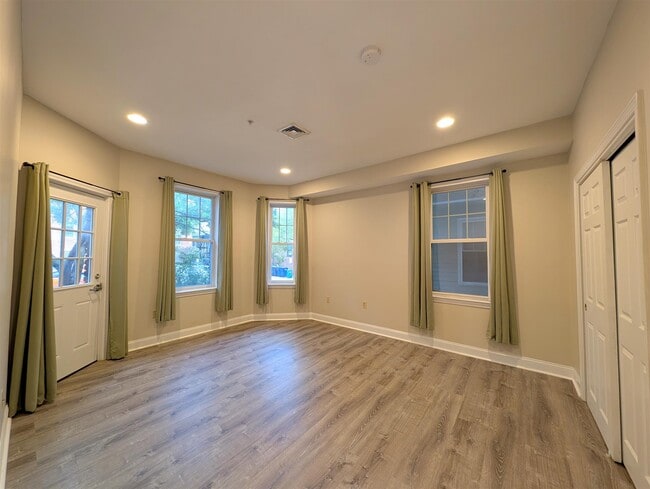 Building Photo - 470 Green St
