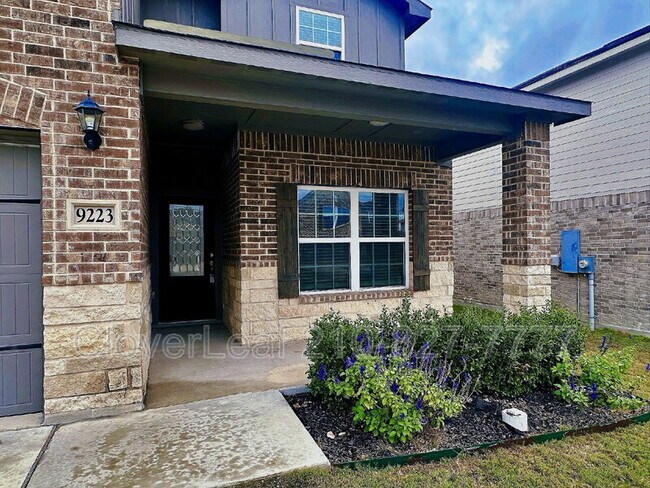 Foto del edificio - 9223 Foxing Blf