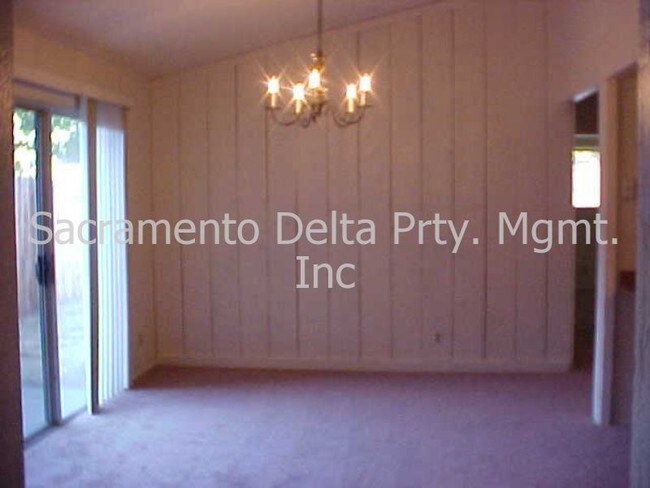 Building Photo - Cute 2 Bedroom Duplex