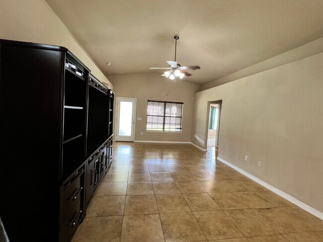Building Photo - Convenient access to I-10 & Pensacola!