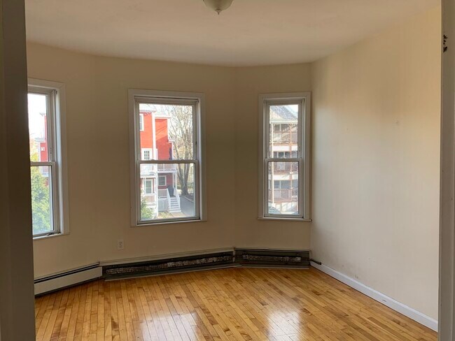 Building Photo - 32 Custer St