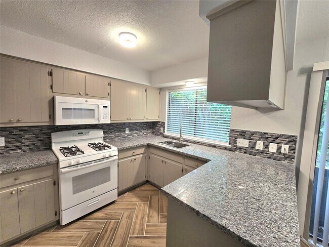 Foto del edificio - 1417 Hyridge Cir