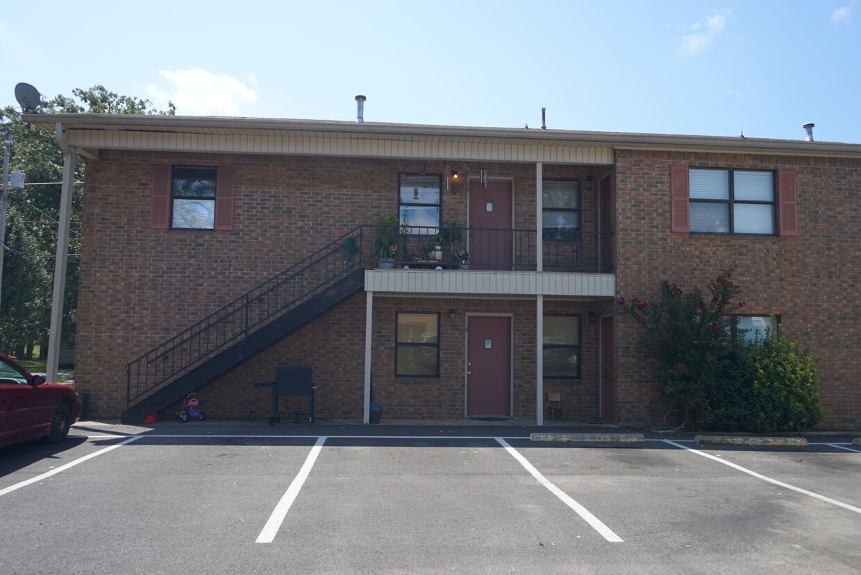 Two story building - 107 SE 4th St