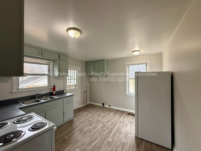 Building Photo - 2406 Wilson Ave