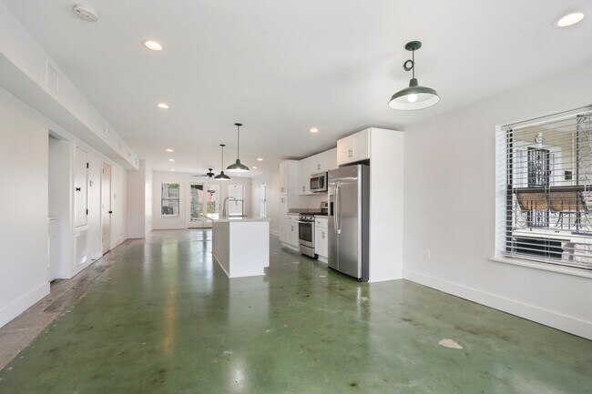Building Photo - 7423 Prytania St