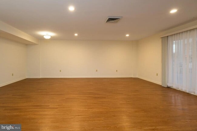 Building Photo - 677 Elm St