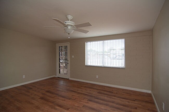 Building Photo - Charming 3 Bedroom 2 Bath Home! South Tucs...