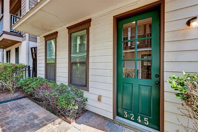 Foto del edificio - 3245 Maxroy St