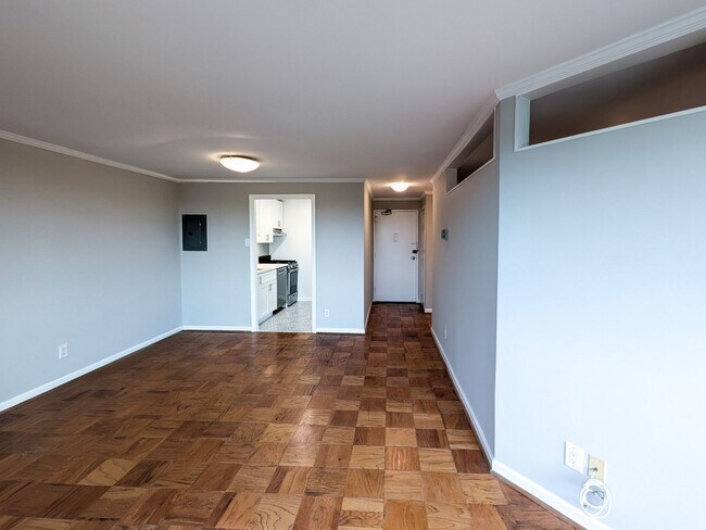 Foto del edificio - Sunny Top-Floor Junior 1BD Condo Near Down...