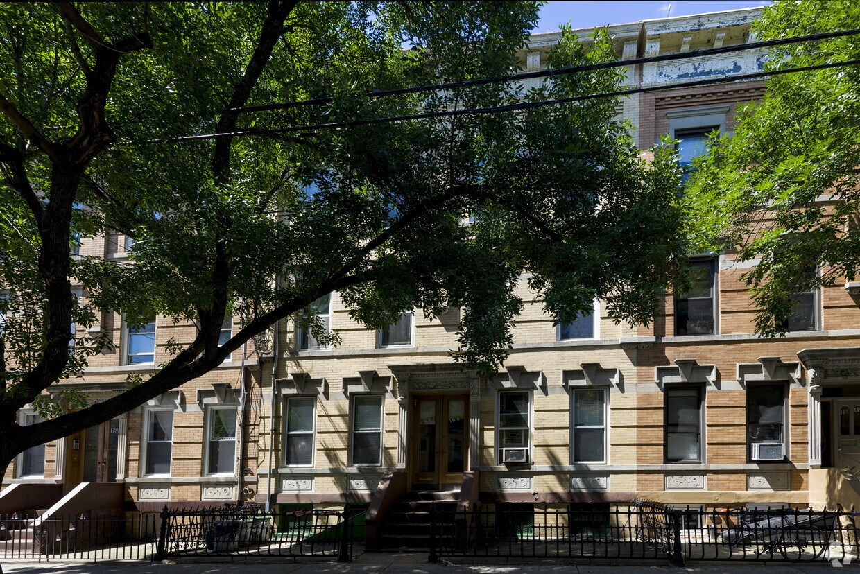 Primary Photo - 1687 Gates Ave