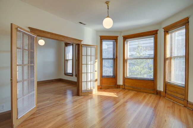 Building Photo - 848 W Waveland Ave