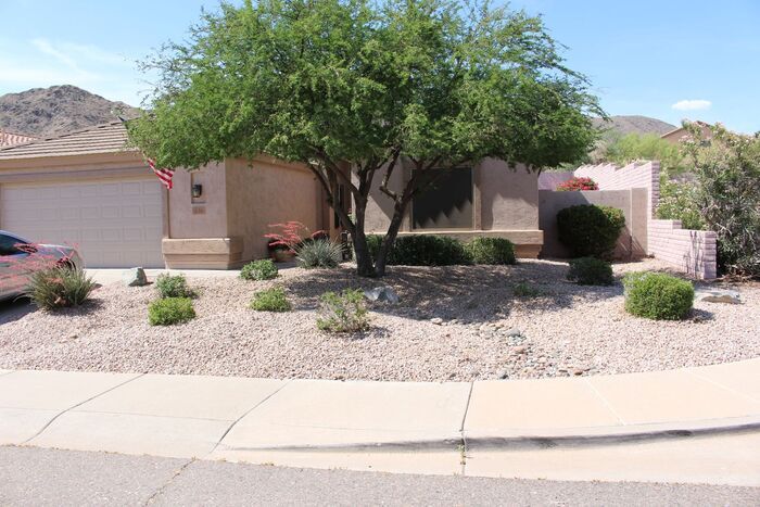 Foto principal - Attractive 3 bed, 2 bath home