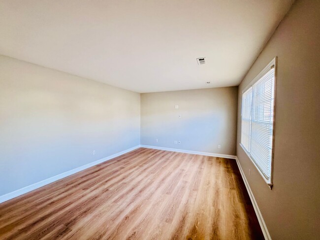 Building Photo - Spacious 5-bedroom home situated on a desirable corner lot!