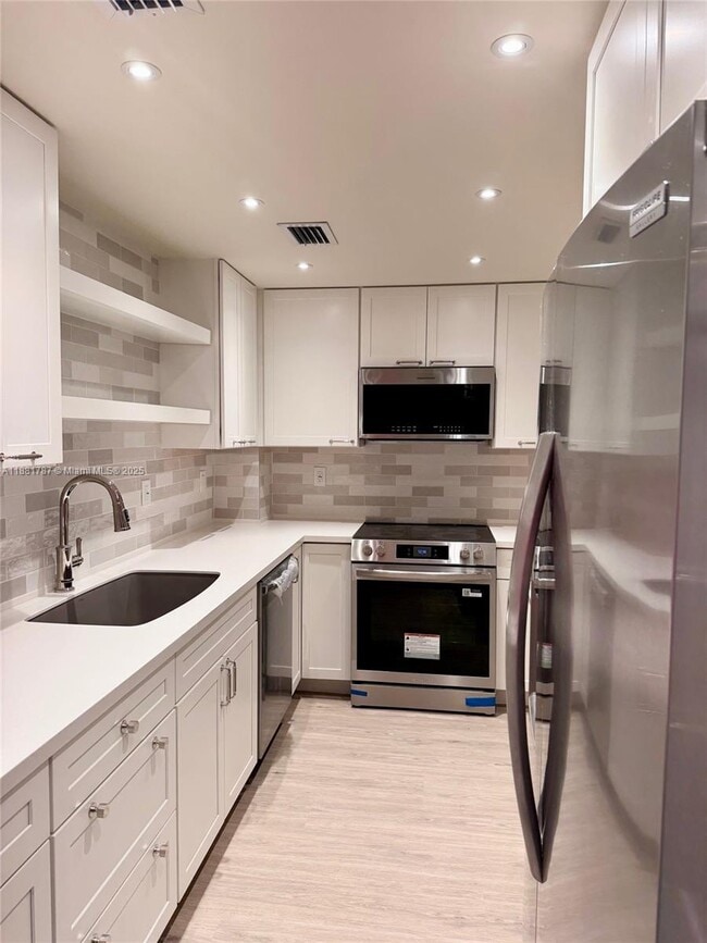 Foto del edificio - 90 Edgewater Dr