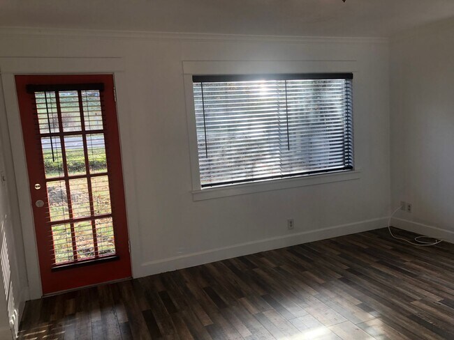 Building Photo - Cute 2 bedroom 1 bathroom farm house!
