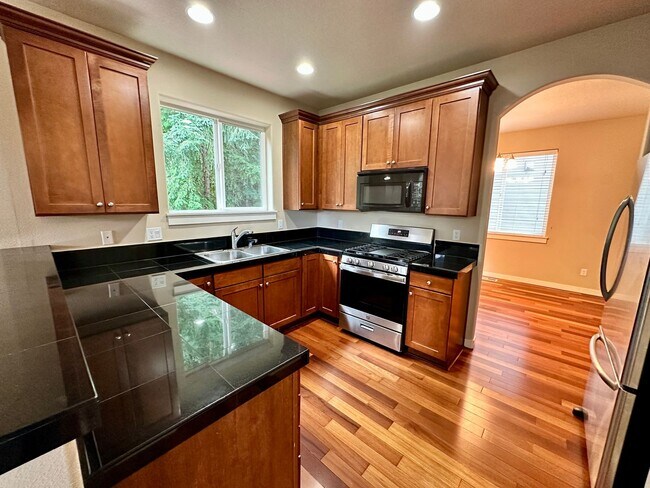 Foto del edificio - Beautiful 6-bedroom 4-bathroom home in an upscale neighborhood in the Sexton Mountain section of ...