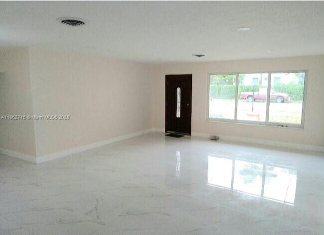 Foto del edificio - 900 NE 154th St