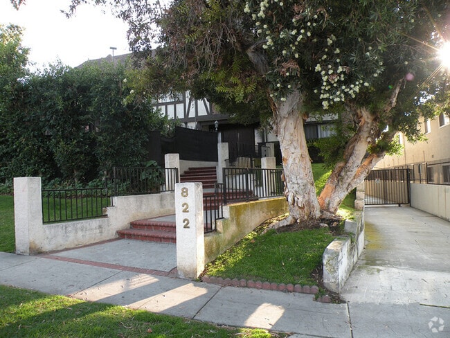 Building Photo - 822 Victor Ave