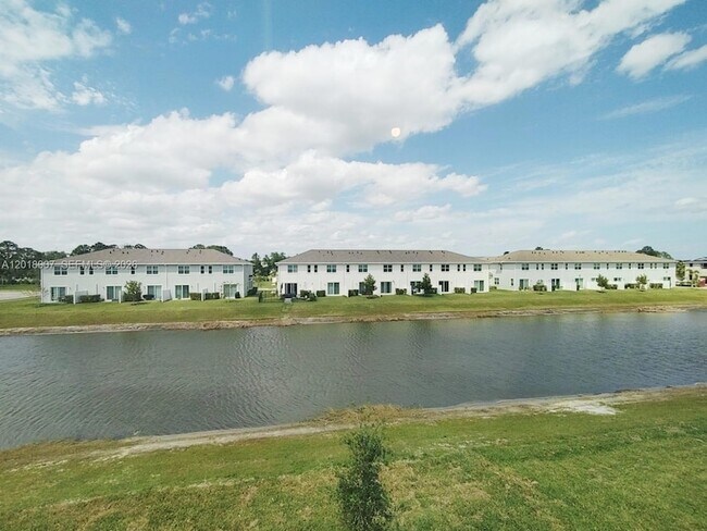 Foto del edificio - 535 Rivergrass St