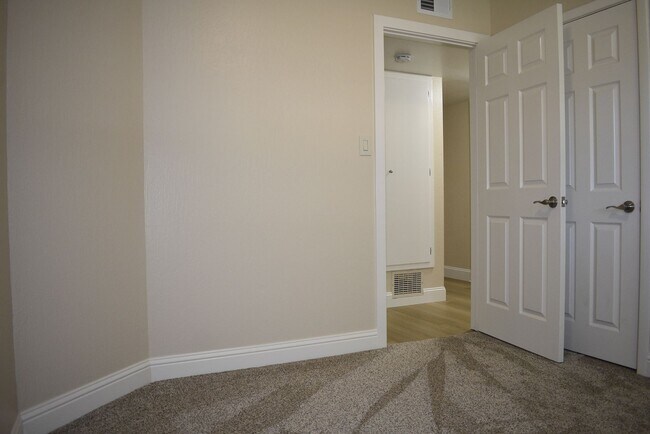 Foto del edificio - 5150 Oak Leaf Ave