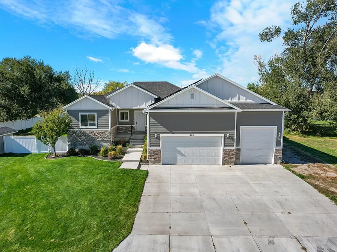 Primary Photo - Spacious 5 Bed, 3 Bath Home with Mountain Views