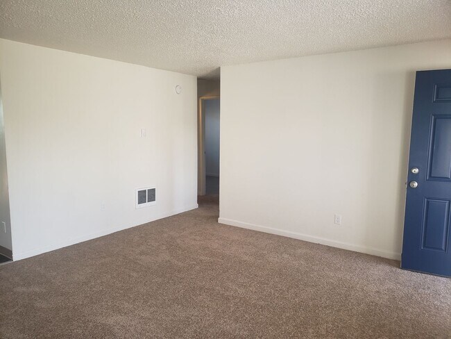 Foto del edificio - Updated Four-Plex in SE Portland with Fenc...