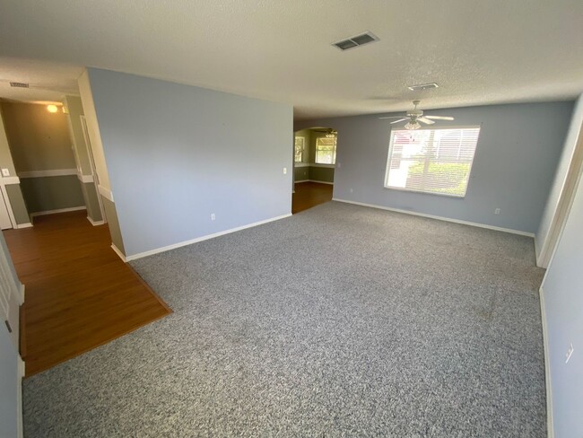 Building Photo - Beautiful Unfurnished, pet friendly home A...