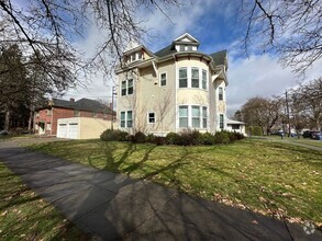Building Photo - 176 S Chestnut St