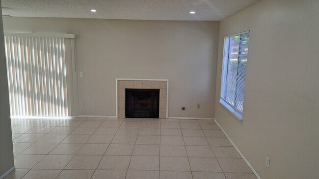 Building Photo - Beautiful 2 Bedroom 1.5 Bath Condo with Br...