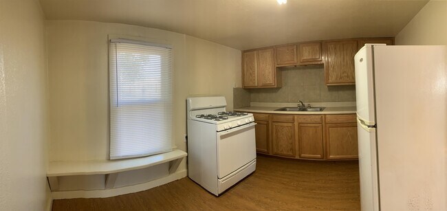 Building Photo - 916 Axtell St