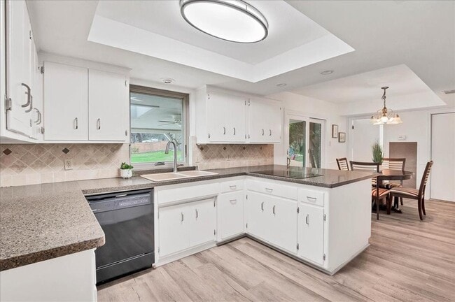 Foto del edificio - 9502 Castlewood Dr