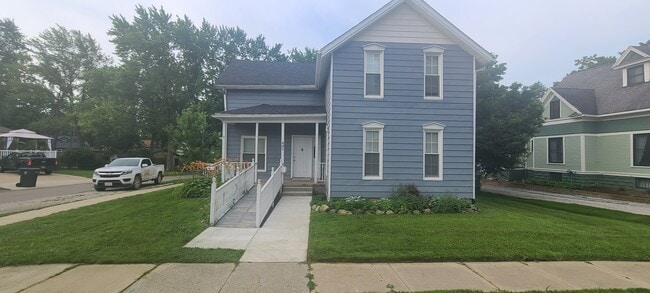 Photo - 405 W Washington St House