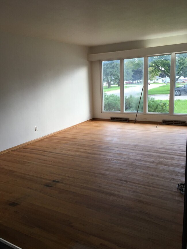Building Photo - 3 Bedroom, 1 Bath Single Family Home locat...